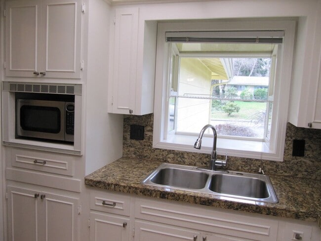 Building Photo - Three Bedroom Home in South Salem