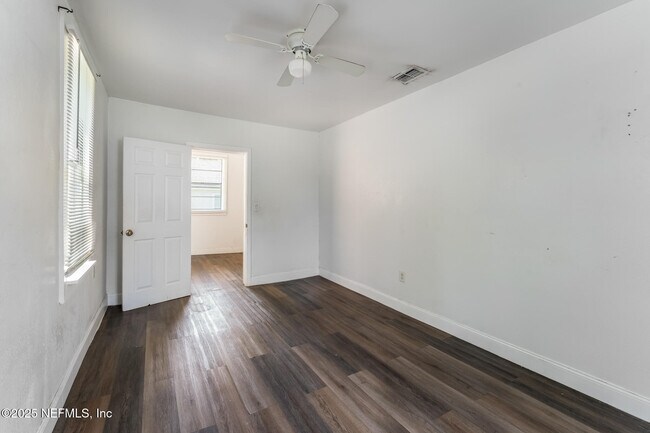 Building Photo - 1018 W 23rd St