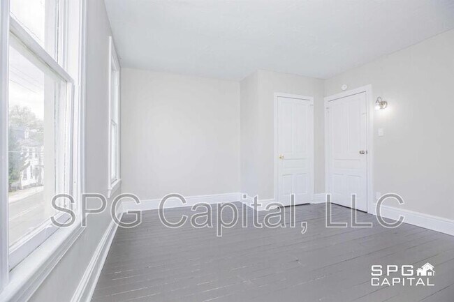 Building Photo - 653 W College Ave