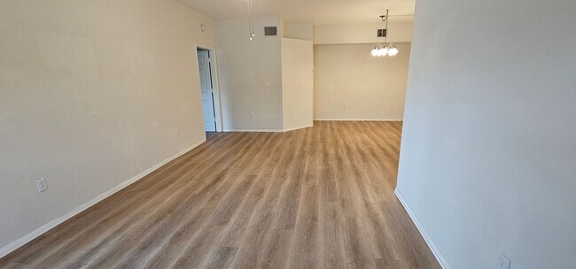 Building Photo - Bright and spacious 2-bedroom condo located in Summerlin Trace.