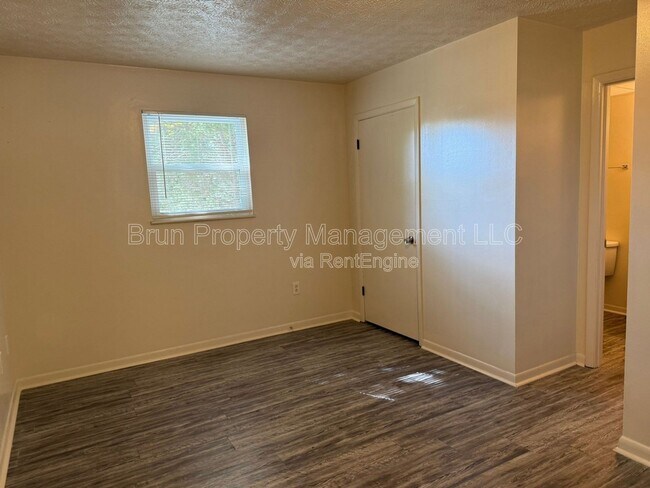 Building Photo - 3216 Garden Dr