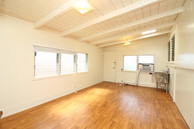 Building Photo - Spacious 3 Bedroom, 2 Bath, 2 Parking rent...