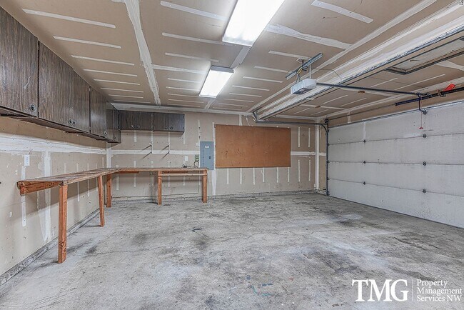 Building Photo - Wonderful 2 Story 3 Bed 2.5 Bath Home in Five Corners!