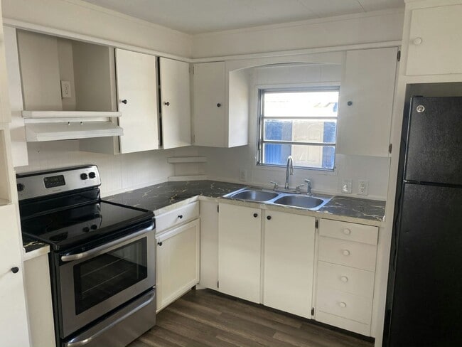 Building Photo - 5 Tavares Rd