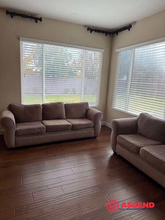 Building Photo - Stunning 4 bedroom + office in Seven Oaks!