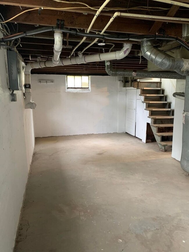 Building Photo - 1116 E Gum St