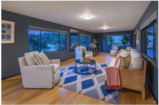 Building Photo - Amazing Unit in Water Front Strawberry Home