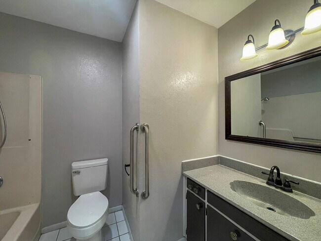 Building Photo - 806 Alhambra Dr
