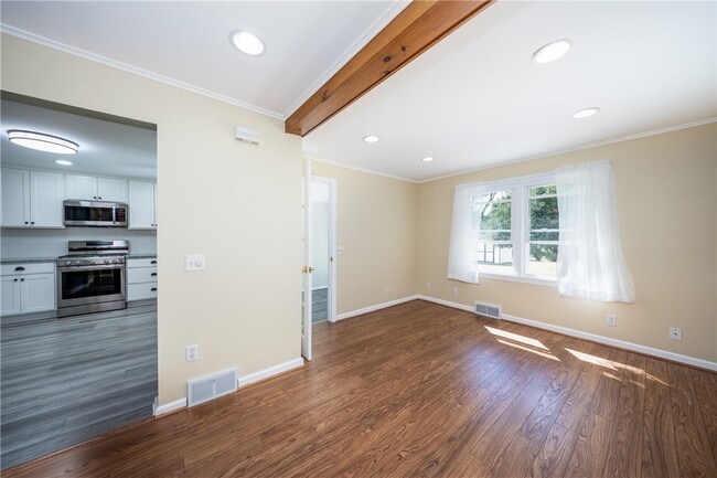 Building Photo - 503 Pineview Dr