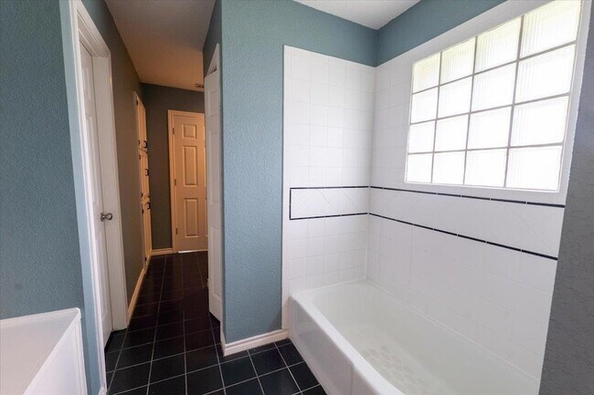 Building Photo - 300 Las Plumas Dr