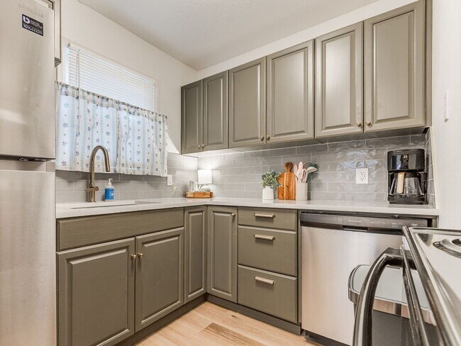 Building Photo - 411 E Showalter Dr