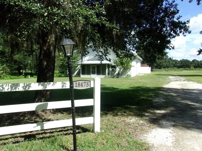 Building Photo - Country Living!