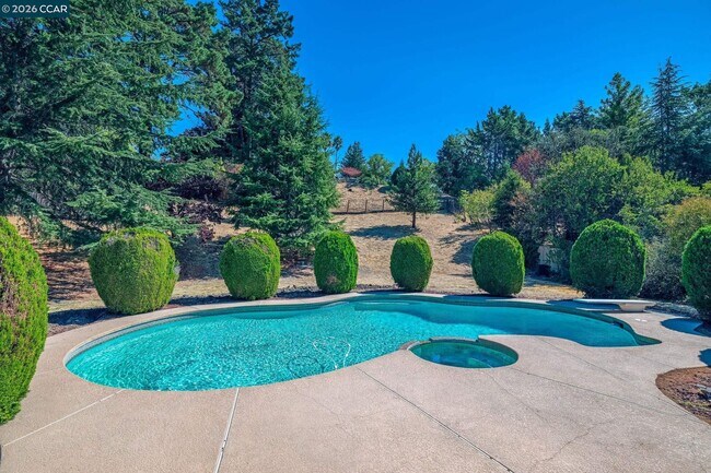 Building Photo - 340 Borica Dr