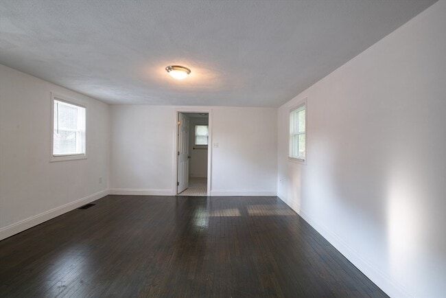 Building Photo - 56 Pine St