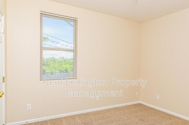 Building Photo - 749 Whispering Brook Trce