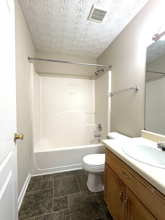 Building Photo - Spacious Townhouse with Convenient Location