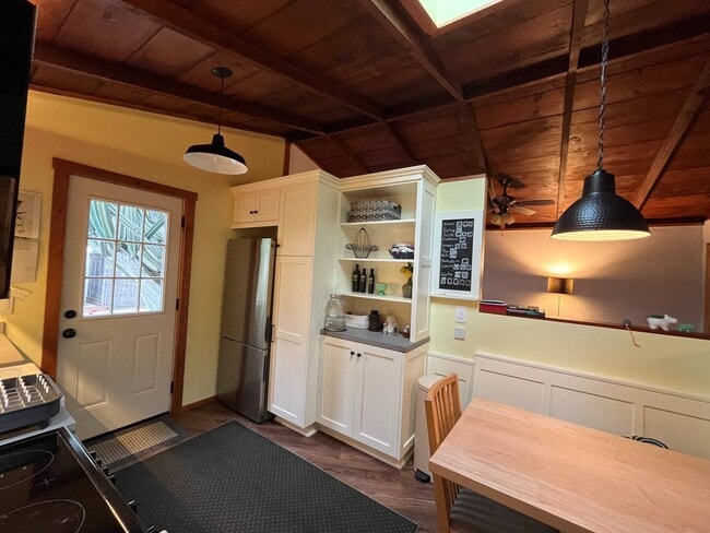 Building Photo - 530 N Laurel Ave