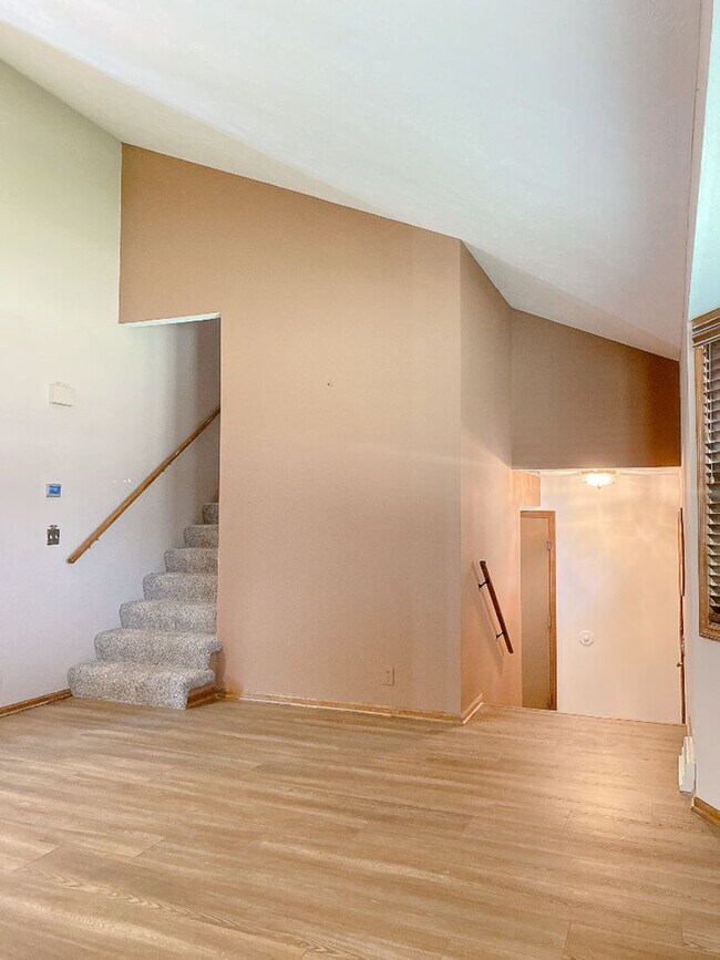 Building Photo - 3BD, 2BTH Bellevue Charmer Ready for YOU, $2,300!!