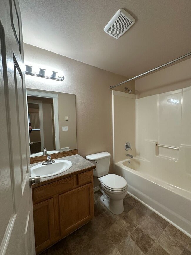 Building Photo - 3 Bedroom / 2 Bathroom Single Level Duplex in Madras