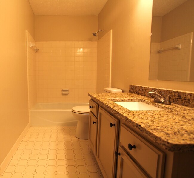 Building Photo - Newly remodeled 3bed/2bath house available...
