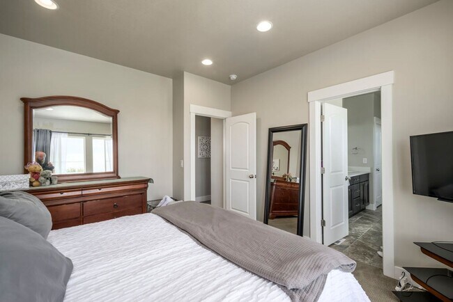 Building Photo - Beautiful Home In Clinton Area!