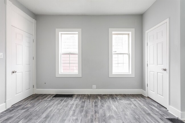 Downstairs bedroom from double door entrance. - 1150 Tecumseh St