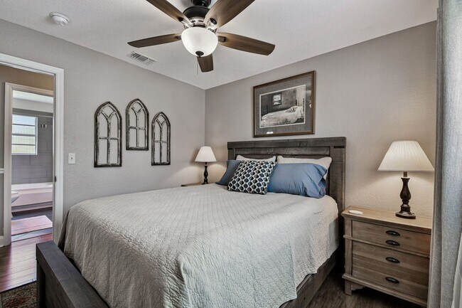 Building Photo - Elevated 3-Bed, 2-Bath, Corner-Lot Gem in the Heart of Palmetto