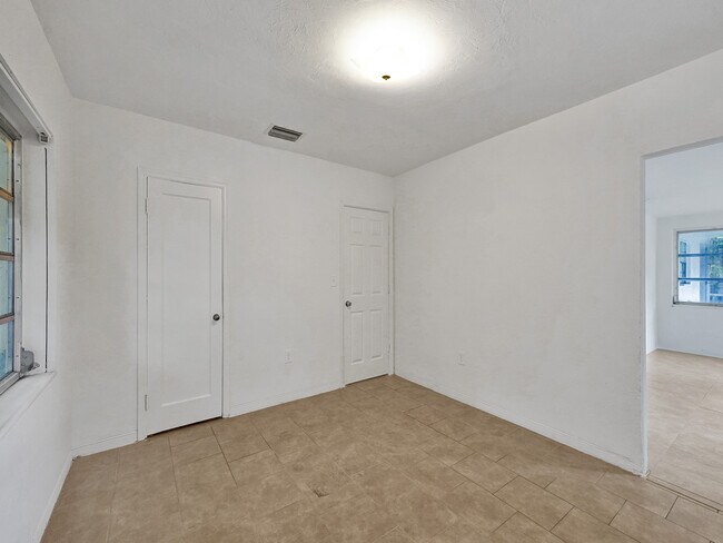 Building Photo - 3226 Oak Ave