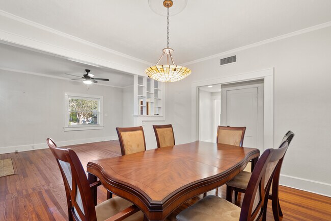 Building Photo - 1234 Beach Dr NE