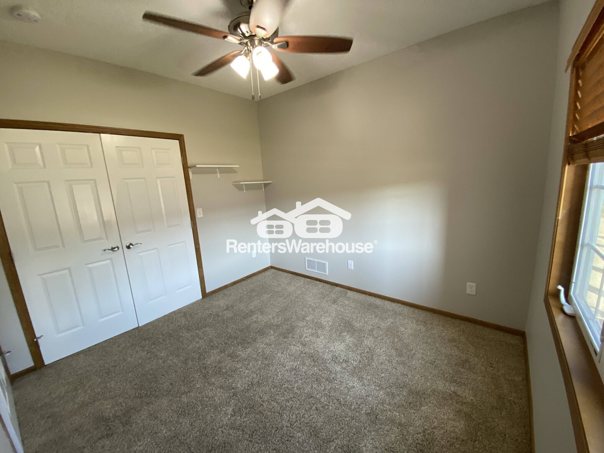 Building Photo - 2000 Meadow Ct