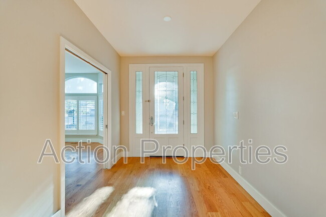 Building Photo - 261 Langton Ave