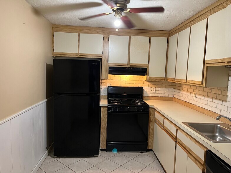 Building Photo - 100 Cass Ave