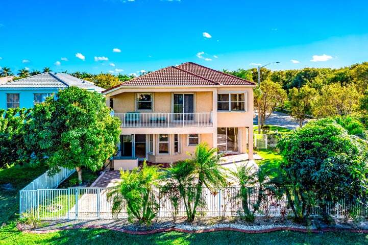 Building Photo - 2324 Simonson Dr