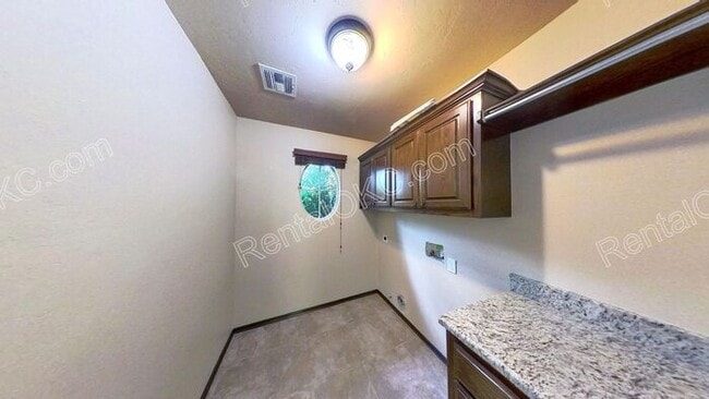 Building Photo - Large Lot, Big Space