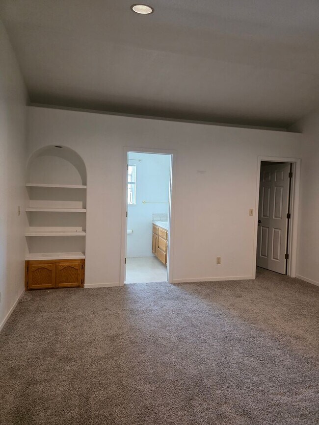 Building Photo - Townhouse Available - Cats OK