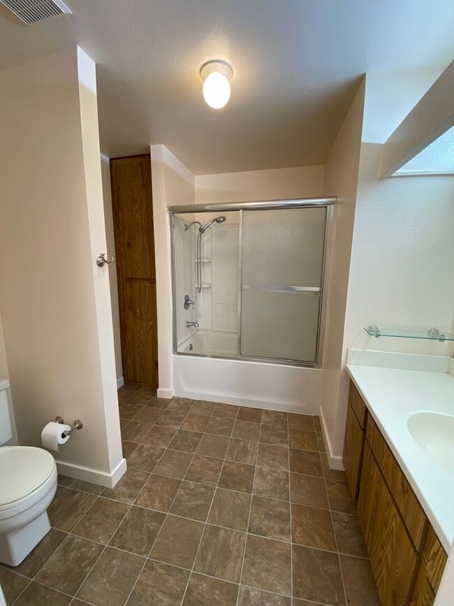 Building Photo - Irvine: 2-story townhome with attached 2 c...