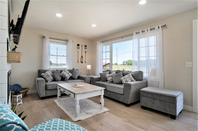 Building Photo - 2245 Lakeshore Dr