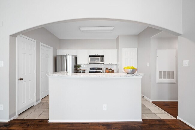 Building Photo - 6607 Lake Woodlands Dr