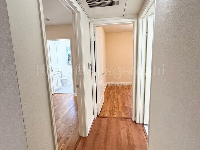 Building Photo - 843 Hayworth Ave