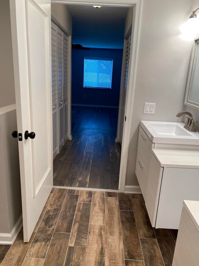 Building Photo - 5951 Regal Glen Dr