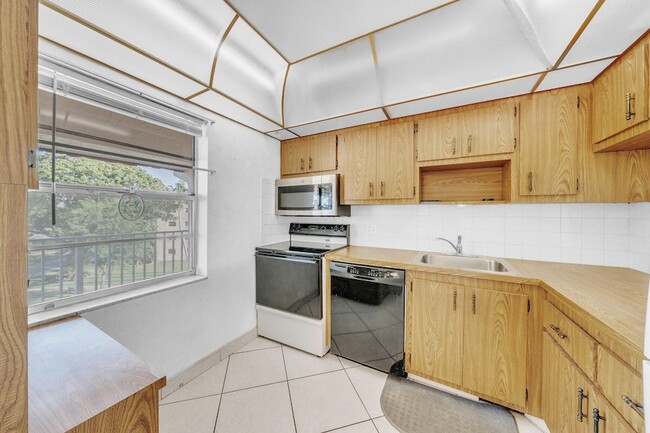 Building Photo - 1035 Country Club Dr