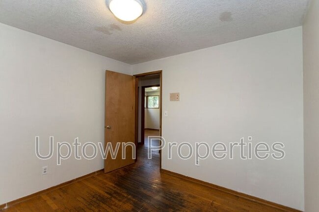 Building Photo - 9370 SW Killarney Ln