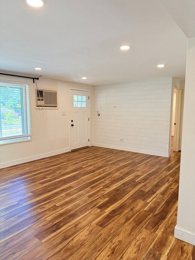 Building Photo - Charming Mid-Century Home in Shoreline