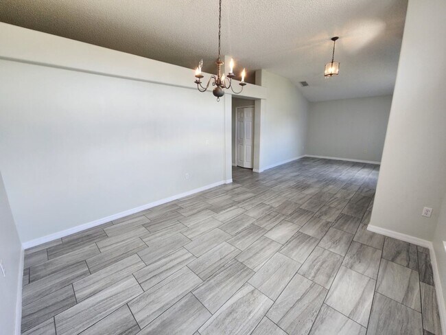 Building Photo - 4/2 Contemporary Style house