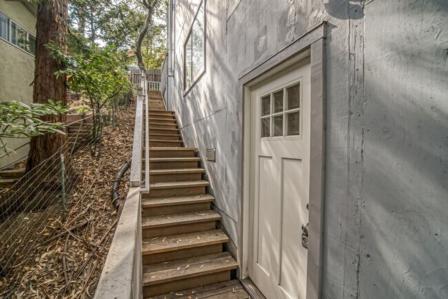 Building Photo - 7099 Pinehaven Rd