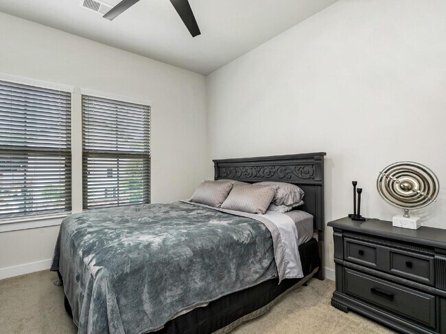 Building Photo - End unit townhome just minutes from uptown!!