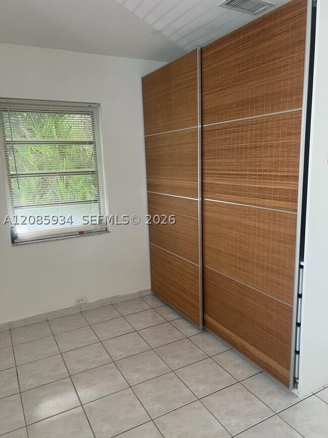 Building Photo - 526 SW 64th Ct