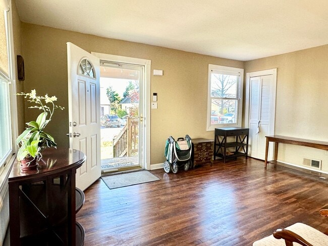 Building Photo - 4 Bed + 2 Bath - Screened in Porch! Pets W...