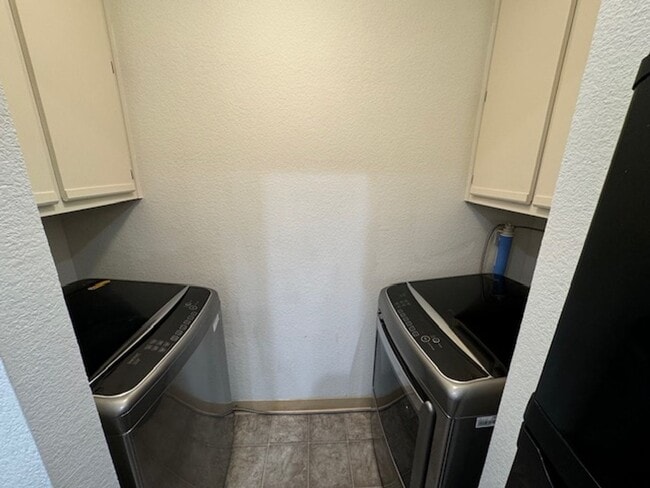 Building Photo - Beautiful 3 Bedroom, 2 Bathroom Upstairs C...