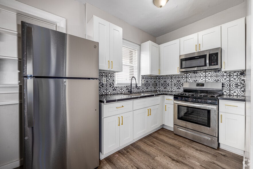 Studio - Kitchen - Val D' Kingsley LLC